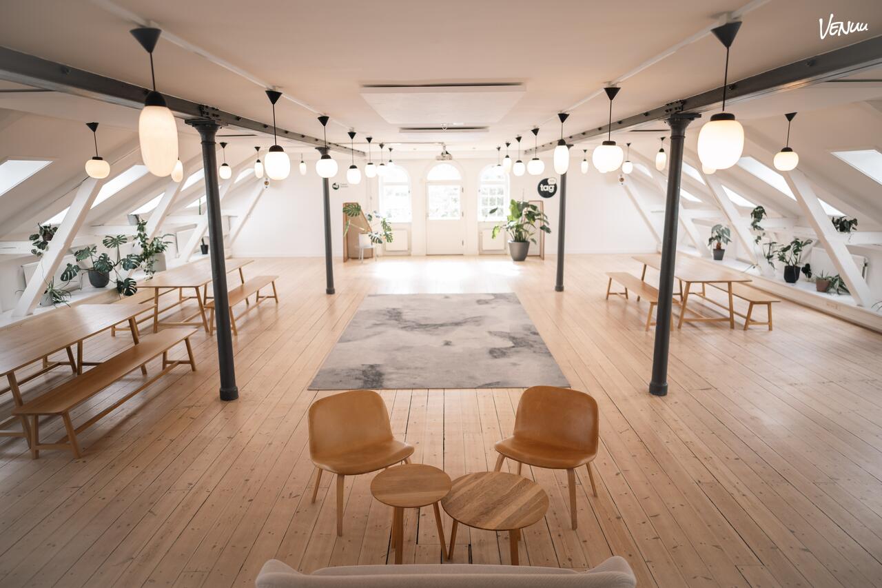 Moderne eventlokale med tech-vibes, ideelt til kreative og innovative firmajulefrokoster.