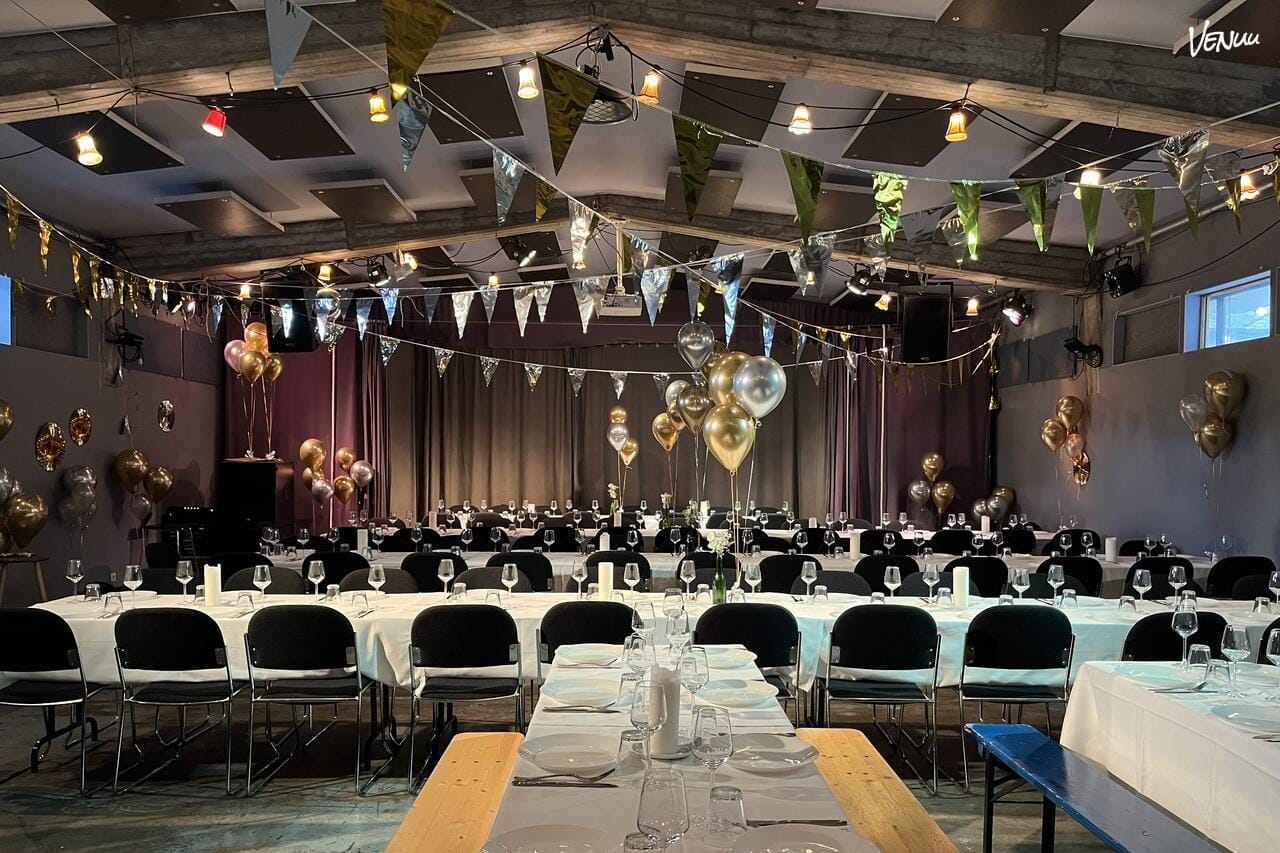 H15 – Scenen – festlokale med professionel scene, belysning og rå industristil.