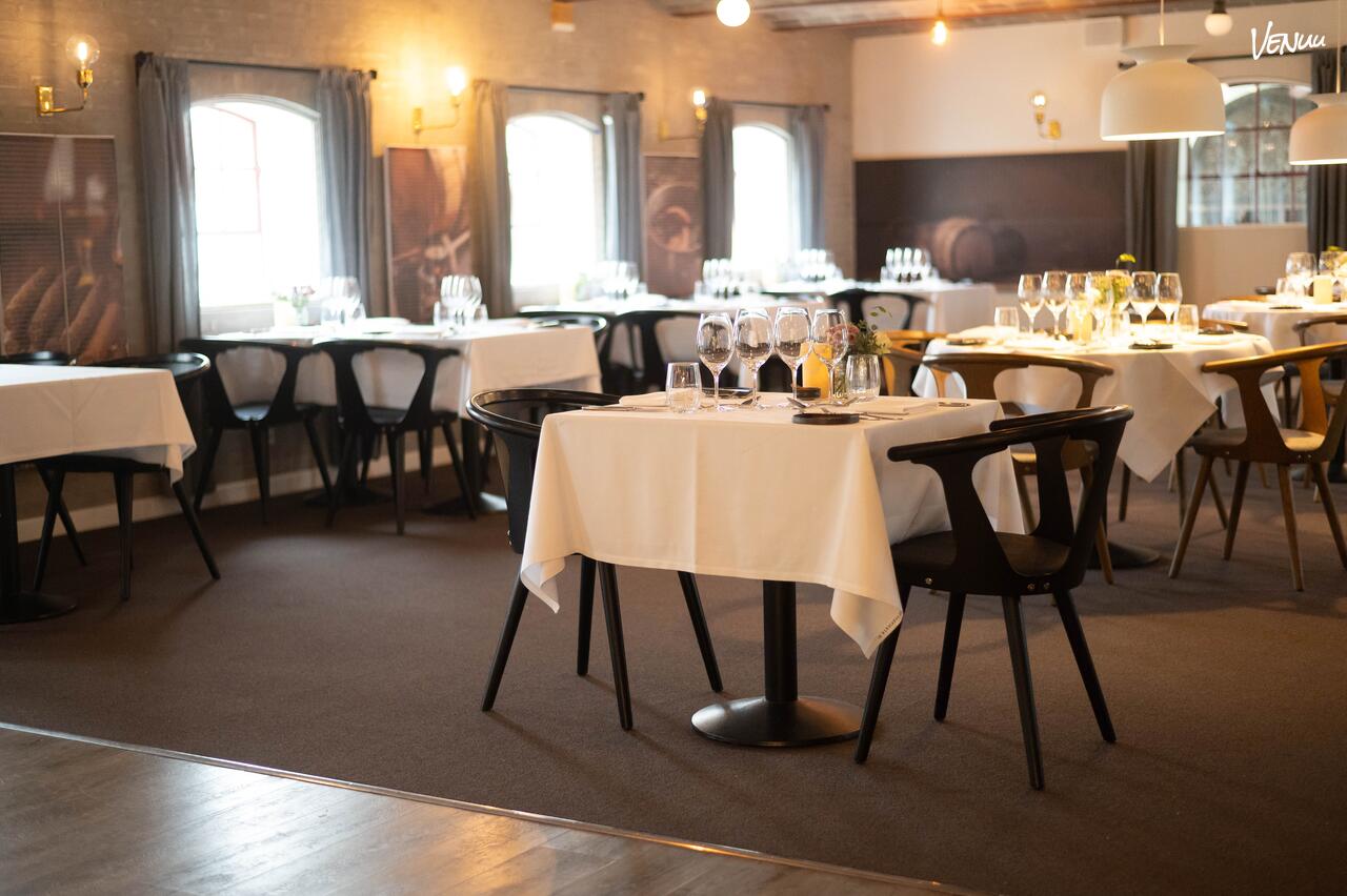 Eksklusiv restaurant med gourmetmad og romantiske omgivelser til bryllup.