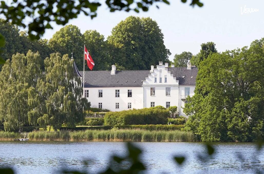 Eventyrligt slot med smukke omgivelser og eksklusive rammer til bryllup.