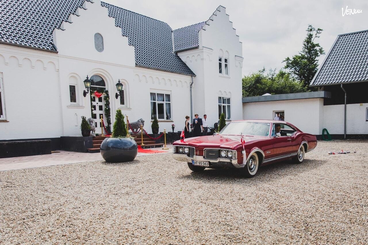 Smuk herregård med elegant festsal og romantiske omgivelser.