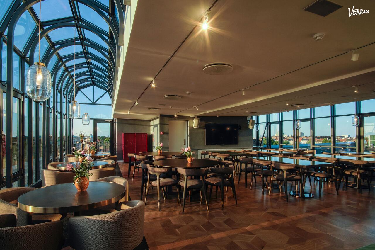 Eksklusivt rooftop-lokale med udsigt over København, perfekt til en stilfuld julefrokost