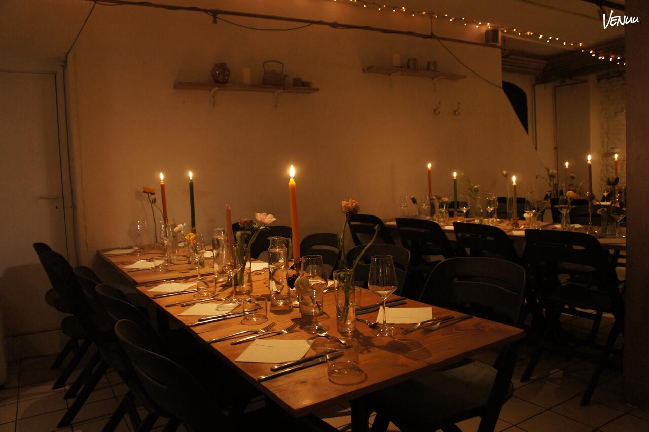 Hyggeligt privat festlokale med hjemlig atmosfære og fokus på afslappet julehygge.