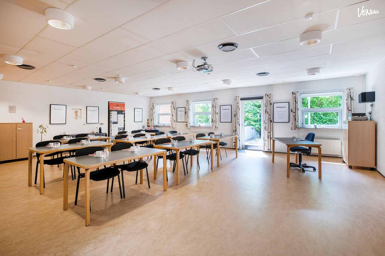 Funktionelt og lyst eventlokale i Aarhus med plads til 30 personer – velegnet til seminarer og mindre events.